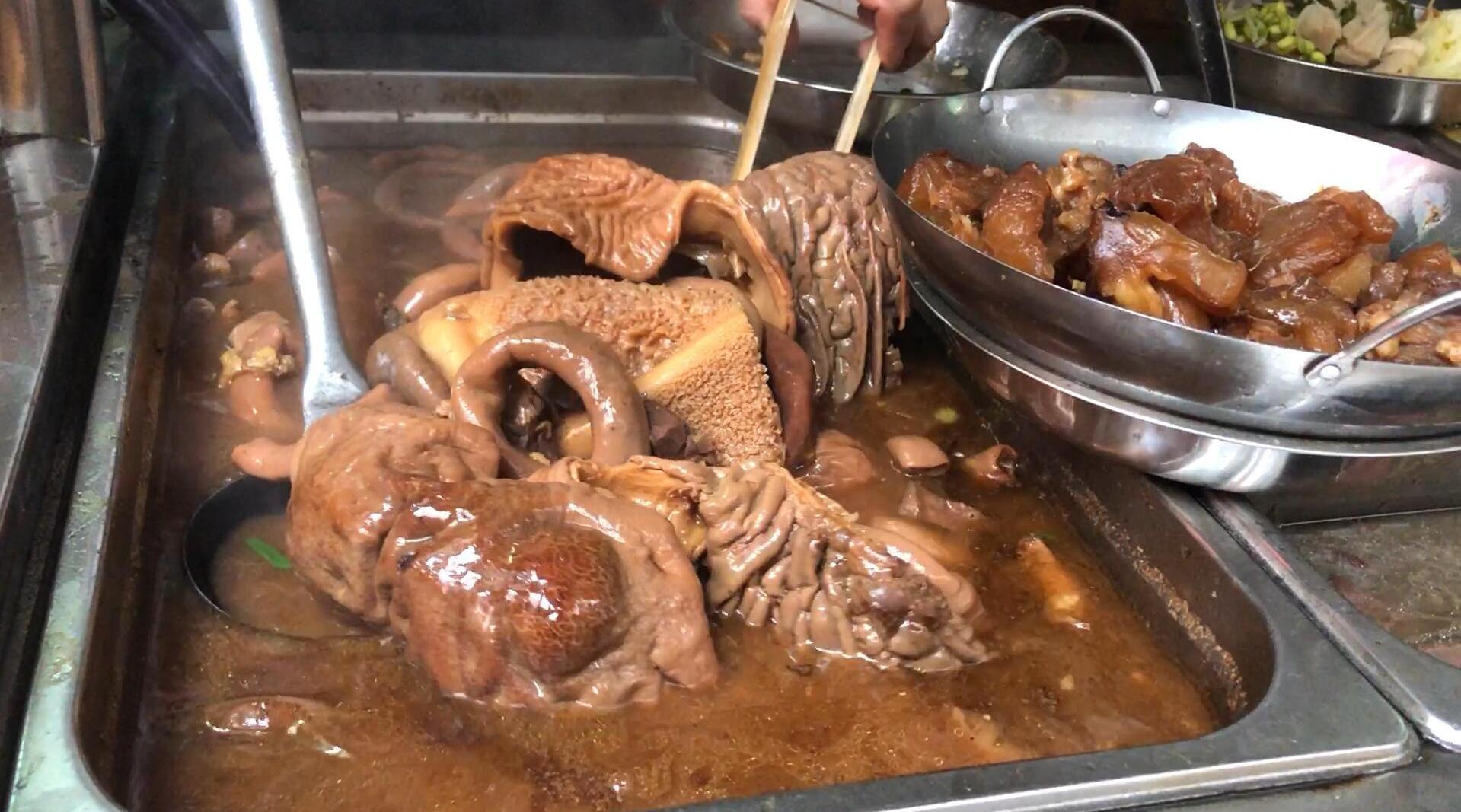 广州郊区34年牛杂档, 1锅牛杂煲44元...